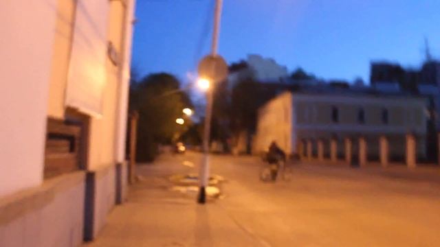 6 часов утра, велосипердист и поцыки - вообщем своя атмосфера:D смотреть онлайн