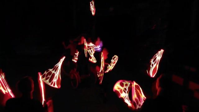 LED Pixel Juggling Clubs in action - Pogusarski Jugglers смотреть онлайн