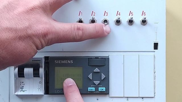 Conectar un relé programable Siemens LOGO! (versiones anteriores a OBA8) por primera vez смотреть онлайн