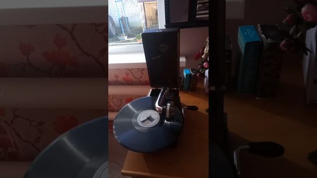Из моей коллекции.💥 Грампластинка 1930-х годов выпуска. Пляжный\дорожный патефон 1956 года выпуска. смотреть онлайн