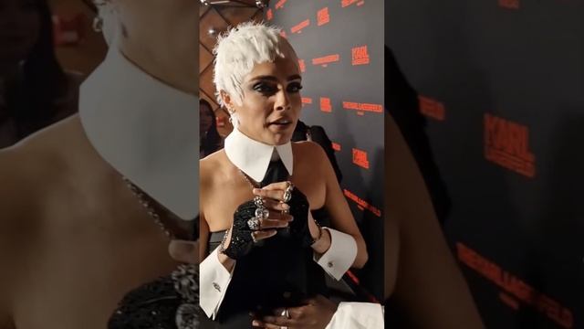Cara Delevingne As Karl Lagerfeld At The Met Gala After Party!! смотреть онлайн