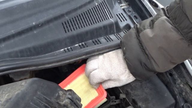 Замена воздушного фильтра на Hyundai Getz, Hyundai Accent, Kia Rio 2. ТО Hyundai Getz, Kia Rio 2 смотреть онлайн