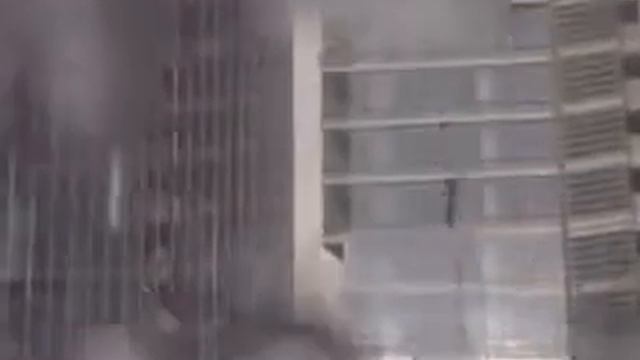 Рабочие люди весят на высотных проводах смотреть онлайн