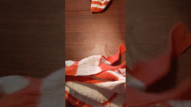 Детский костюм ( безрукавка+ юбка) малинового + белого цвета из акрила, платье  солнечного цвета.