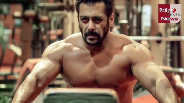 Salman ने सबके सामने उतारे अपने कपडे देखे Video !! смотреть онлайн