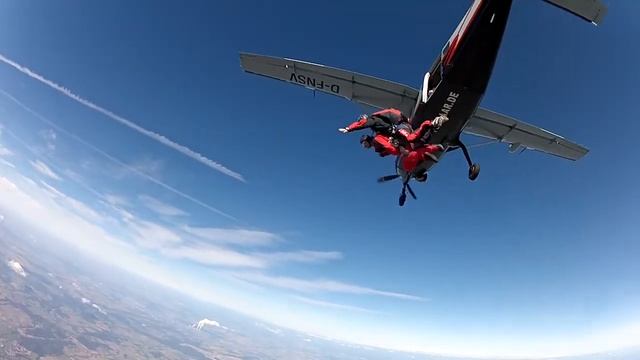 Experience skydiving with a tandem jump! FSZ SAAR | Skydive Saar смотреть онлайн