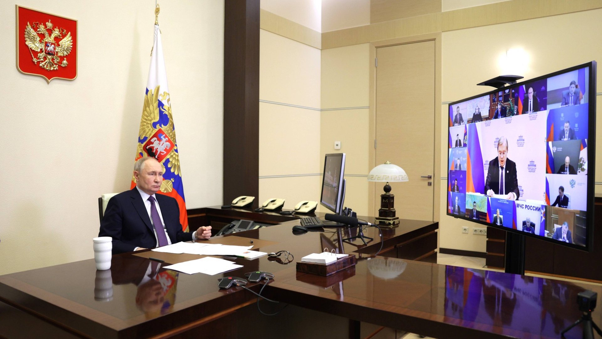 Президент России В.В.Путин в режиме видеоконференции провёл совещание с членами Правительства смотреть онлайн