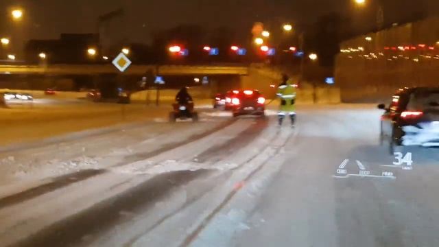Szok! Narciarz jechał między samochodami na Hlonda! смотреть онлайн
