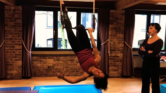 Static Trapeze Routine Circus Glory London Front Balance to Half Angel, One Hocks and Skinny Kitten смотреть онлайн