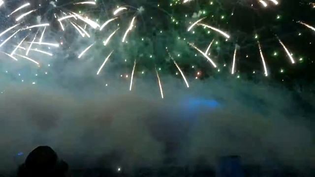 Завершающий салют, открытие фестиваля Круг света смотреть онлайн