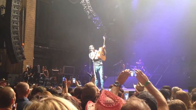 I hold on Dierks Bentley in PHX смотреть онлайн