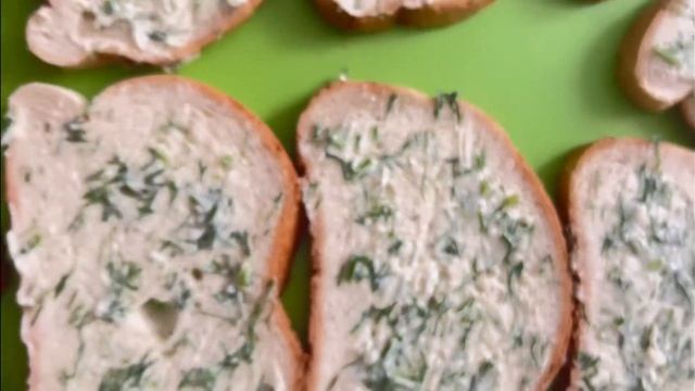 Homemade garlic bread for breakfast (Nonushtaga Chisnokli non) (Чесночный хлеб для завтрака) смотреть онлайн