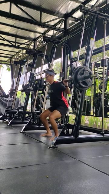 136 Lbs / 62 KG Smith Machine Squat For 6 Reps @ 141 Lbs / 64 KG Bodyweight // SET 2. смотреть онлайн