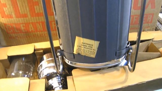 NEW IN BOX 1949 ELECTROLUX MODEL XXX VINTAGE VACUUM CLEANER TESTING and PICTURES смотреть онлайн