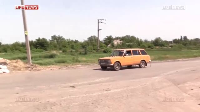 Украинские ВС подорвали под Славянском две фуры со стройматериалами смотреть онлайн