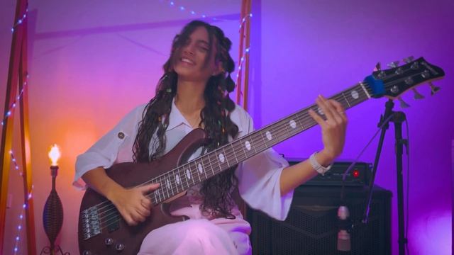 Aninha Deleones - Baby (Dirty Loops) Bass Cover смотреть онлайн