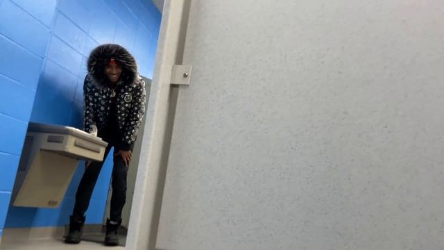 FAKE SPIDER 🕷 IN BATHROOM PRANK! смотреть онлайн