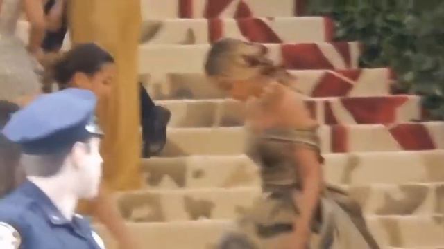 Cole sprouse & Lili Reinhart Make Couple Debut At Met Gala смотреть онлайн