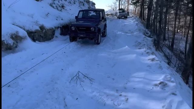 Tanta neve tra Barga e Vagli, neanche con le catene. Jimny e Samurai смотреть онлайн