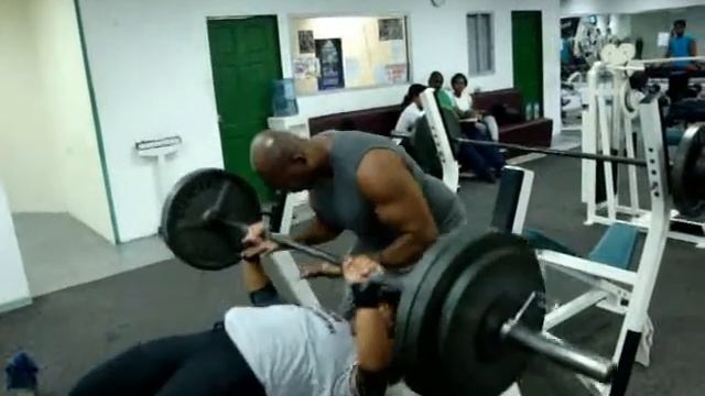 Cleopatra Borel Brown 300 lb Bench Press x 2 смотреть онлайн