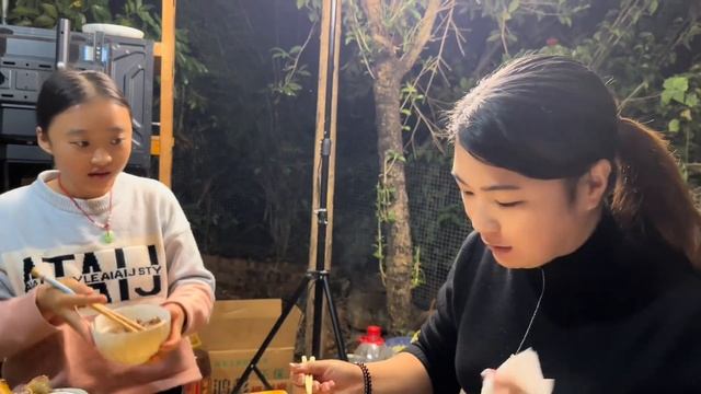 今晚小院很热闹，老谭去村里抓了一只土鸭回来，大家都吃得好过瘾 смотреть онлайн