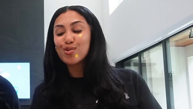 QUEEN & CLARENCE TRIES WORLD'S HOTTEST GUMMY BEAR!! 🥵 (DON'T DO THIS) смотреть онлайн