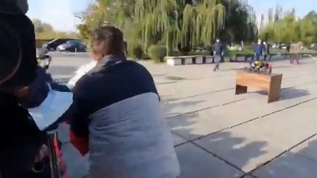 Зеленському показала свою *****. Гола дівчина зазивала свистком Президента смотреть онлайн