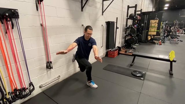 Split Squat Torso Rotation R|L w/ Foot on wall and band around back смотреть онлайн