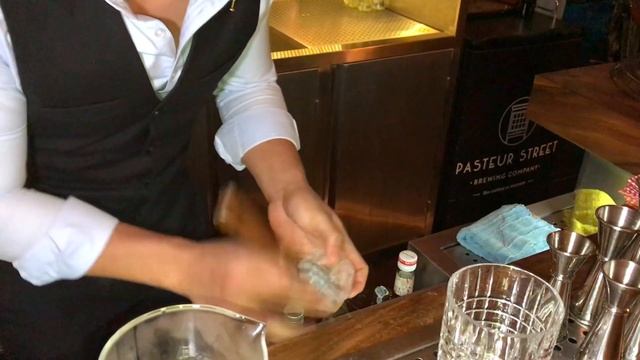 Tan Pham from ATM Cocktail Bar (Ho Chi Minh City): Mekong Negroni смотреть онлайн