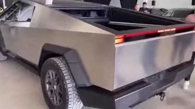 Cybertruck Prototype at Giga Texas смотреть онлайн