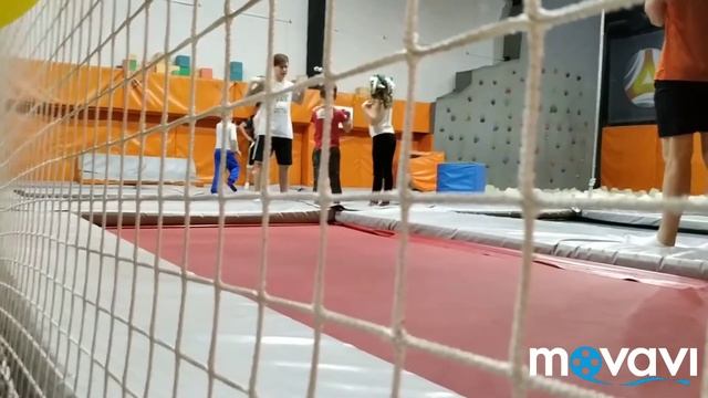 Отдыхаю в батутном парке "Атмосфера" смотреть онлайн