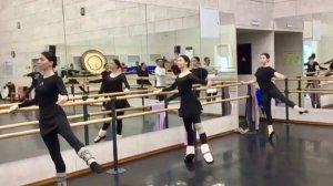 Комбинация-БАТМАН ФРАППЕ У ПАЛКИ-УПРАЖНЕНИЕ КЛАССИЧЕСКОГО ТАНЦА