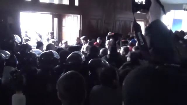 Луганск.9 марта,2014.Губернатора Луганщины Болотских выгнали с ОГА. смотреть онлайн