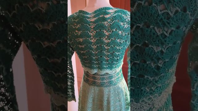 Платье небесного цвета крючком и костюм из платья и болеро зелёных тонов.