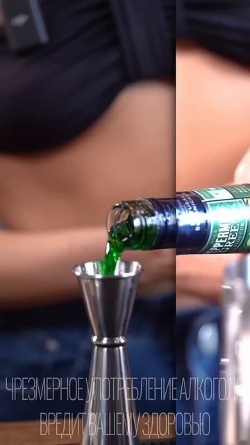 Коктейль «Антифриз в огурце»! #cocktail #cocktailbar #drink #bartender смотреть онлайн
