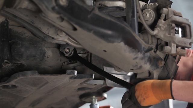 Hvordan bytte bakre nedre arm på hjuloppheng foran på MERCEDES-BENZ C W204 BRUKSANVISNING | AUTODOC смотреть онлайн