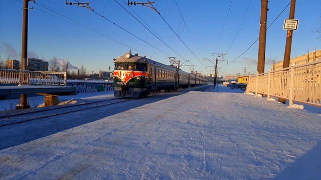 Электропоезд ЭР2К 980 "Лахта" пролетает платформу Новая Охта смотреть онлайн