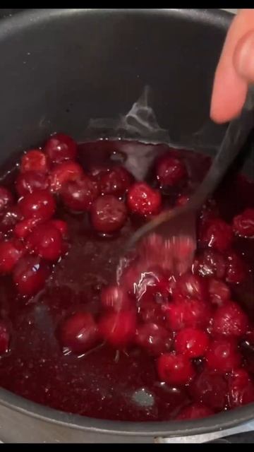 СЛОЙКИ С ВИШНЕЙ И СЛИВОЧНЫМ КРЕМОМ🍒 Рецепт в комментариях👇🏻 смотреть онлайн