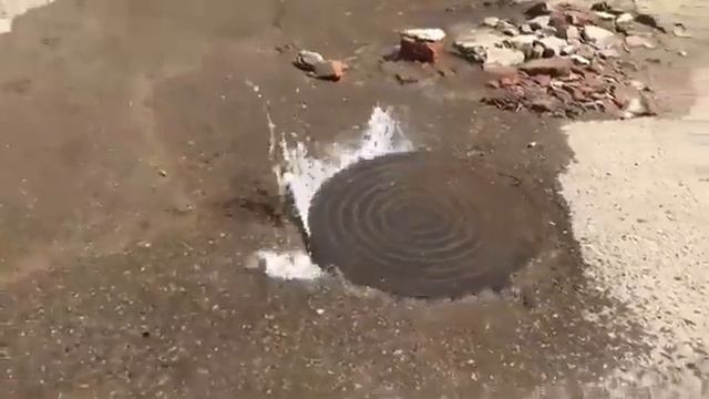 Йошкаролинцев собрал «плюющийся» люк смотреть онлайн