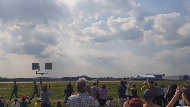 Прощальный "роспуск" пилотажной группы "Baltic bees". МАКС-2019 смотреть онлайн