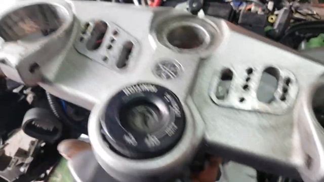 FJR 1300 Montaż oryginalnego podwyższenia kierownicy. смотреть онлайн