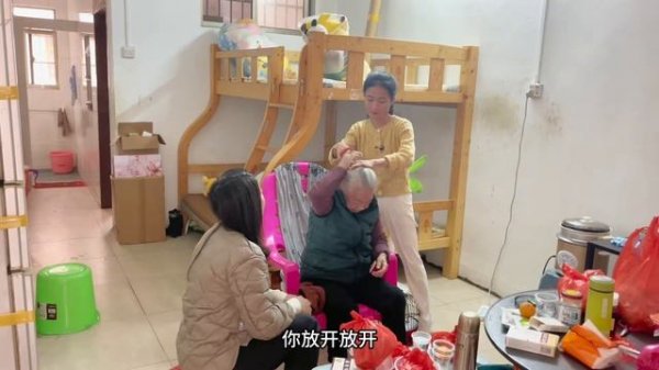 小凤和笑笑去看望卧床的奶奶，奶奶说差点不行了，吓到我们了