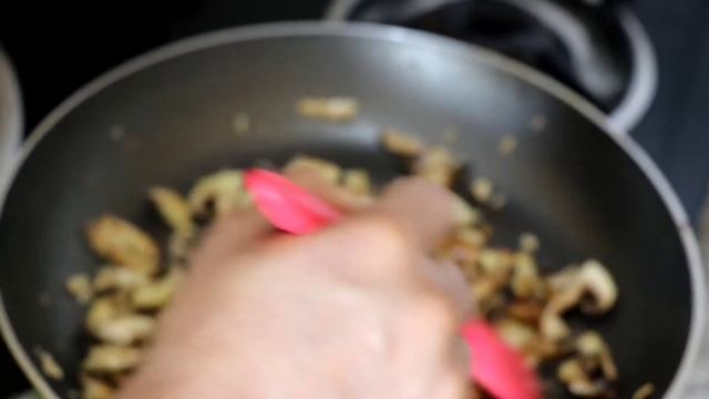 Spaghetti Aglio olio with mushroom and sausages смотреть онлайн