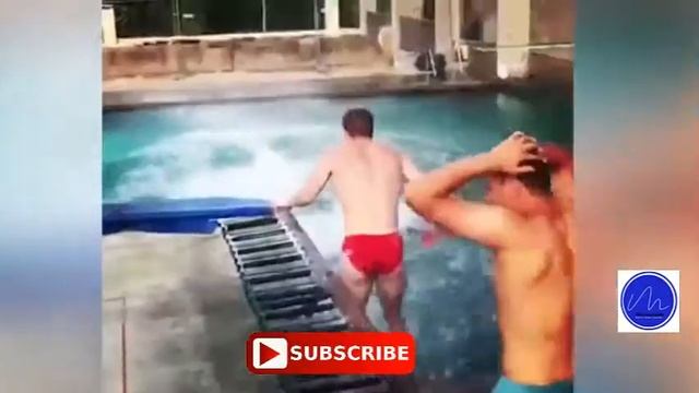 Tandem high divers' stunt fails as pair flop to the water смотреть онлайн