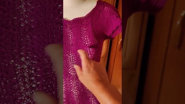 Вишнёвое летнее платье из вискозы спицами.