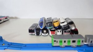 25 Поездов - обслуживание, хамена батареек! Видео для детей