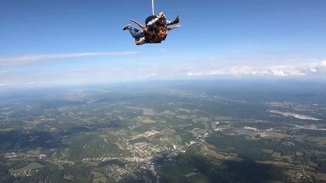 Stefanos' Skydiving friends take him on a Tandem! 😱 смотреть онлайн