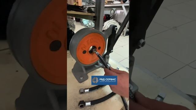 Обжимаем МБС шланги для подачи дизельного топлива, на прессе мягкими муфтами.