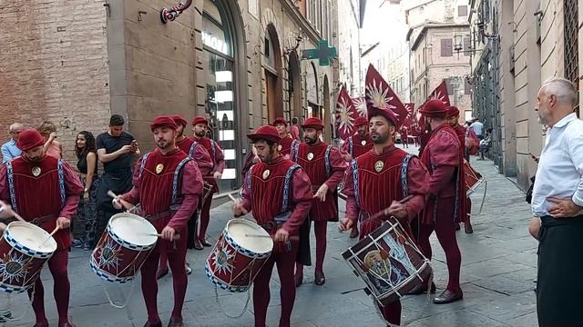 il rientro dal giro di visita alle Consorelle della Contrada della Torre 2022 смотреть онлайн