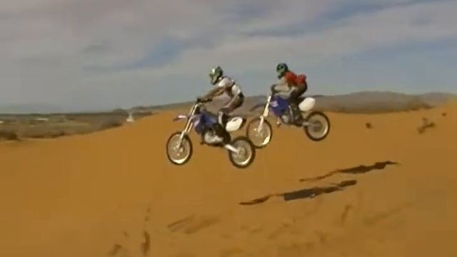 YZ125 & YZ85 Tandem Jumping at Red Sands смотреть онлайн